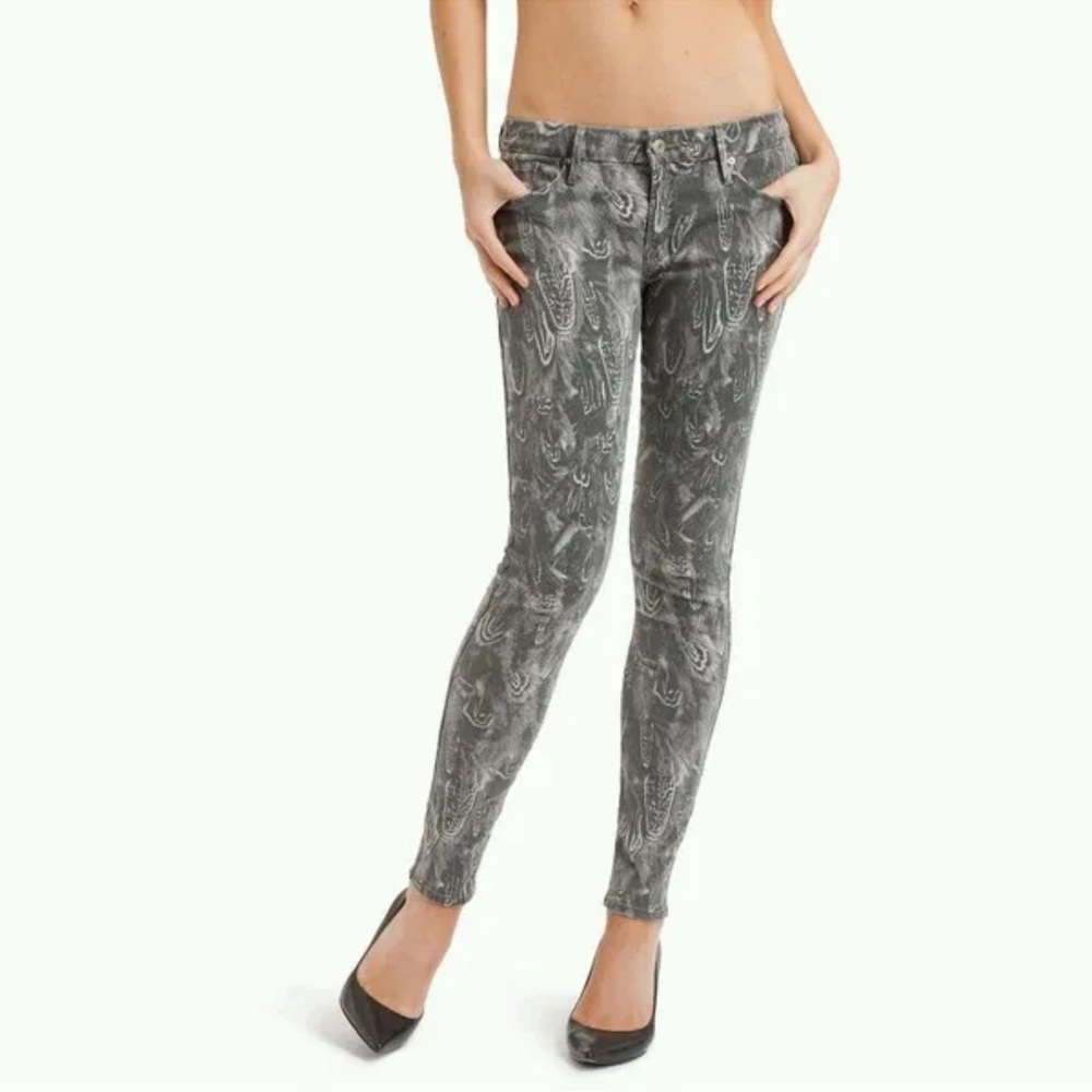 NWT GUESS by Marciano The Skinny Jean No. 61 – Faded Black Feather Print 10 30